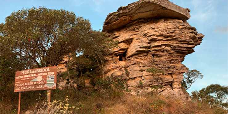 cenário da famosa pedra da Bruxa em meio a natureza de São Thomé das letras