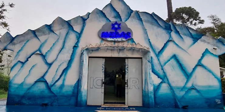 cenário da fachada do reconhecido Ice bar com esculturas em gelo 