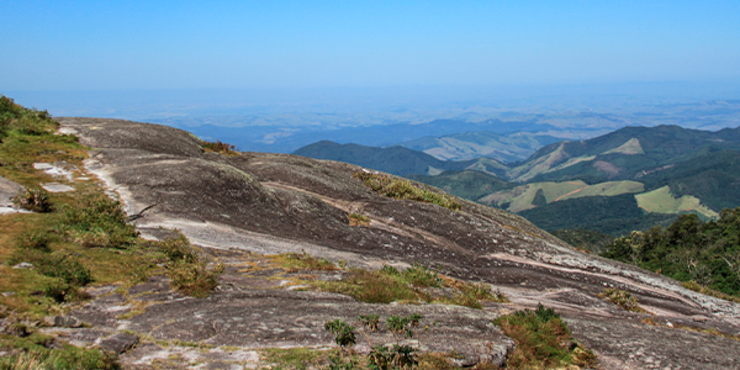 cenário do topo da trilha da Pedra Redonda avistando o horizonte em Monte Verde 