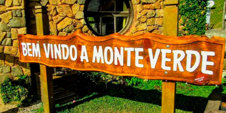 vista para a entrada principal de Monte bem com uma placa com os dizeres “bem vindo a Monte Verde” 