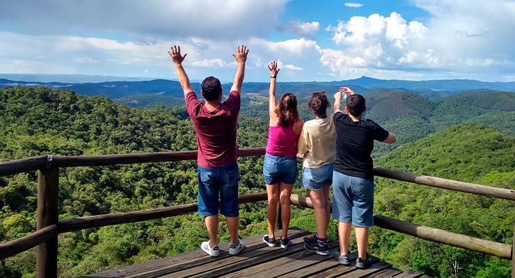 City Tour em Monte Verde: imagem de pessoas fazendo a Trilha da Pedra Redonda